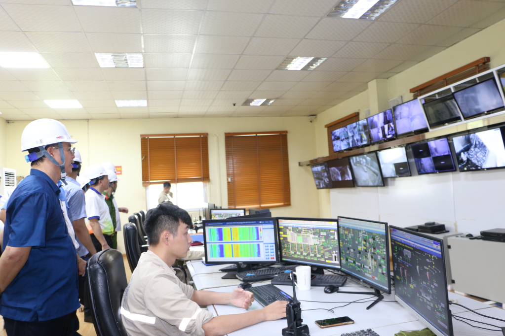 Hệ thống giám sát quan trắc khí thải tự động của Công ty CP Xi măng và Xây dựng Quảng Ninh.