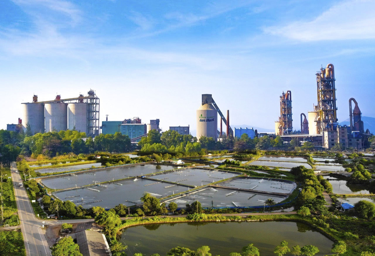 Toàn cảnh Nhà máy Xi măng Lam Thạch thuộc Công ty CP Xi măng và Xây dựng Quảng Ninh