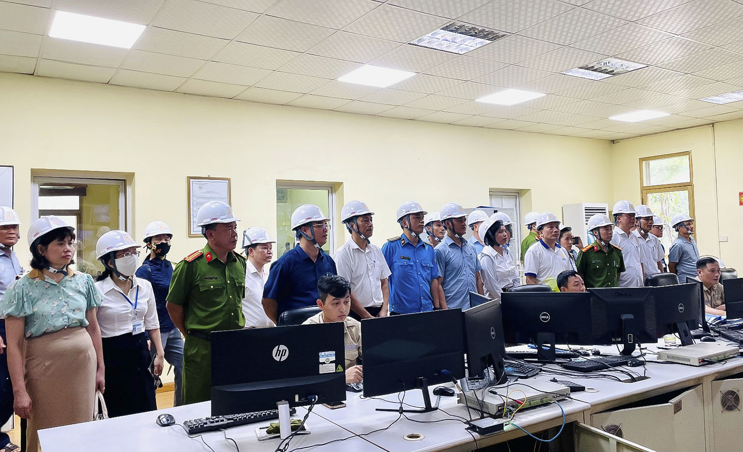 Đại biểu tham quan hoạt động sản xuất, công tác bảo vệ môi trường tại Nhà máy Xi măng Lam Thạch