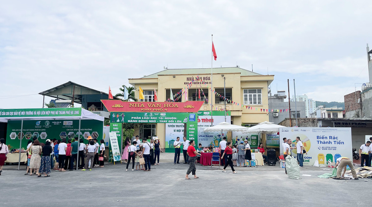 Điểm thu gom rác được bố trí tại nhà văn hóa khu phố 4, phường Hồng Hà, TP Hạ Long.